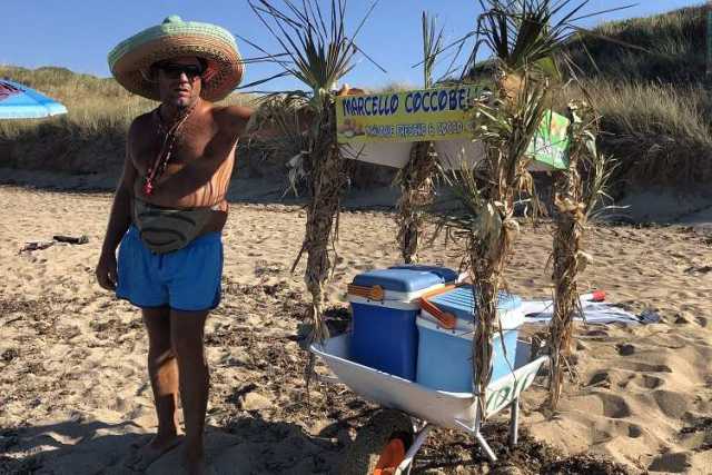 Cappello, trombetta e allegria: quando a Torre Canne arriva "Marcello coccobello"